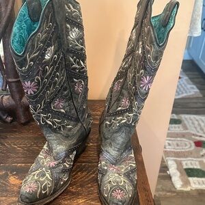 Embroidered Floral Heeled Boots in Black and Purple